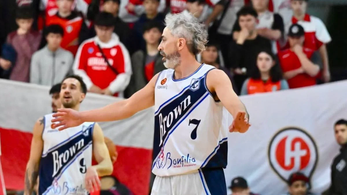 Un jugador de Brown con camiseta blanca hace un gesto durante un partido con público de fondo.