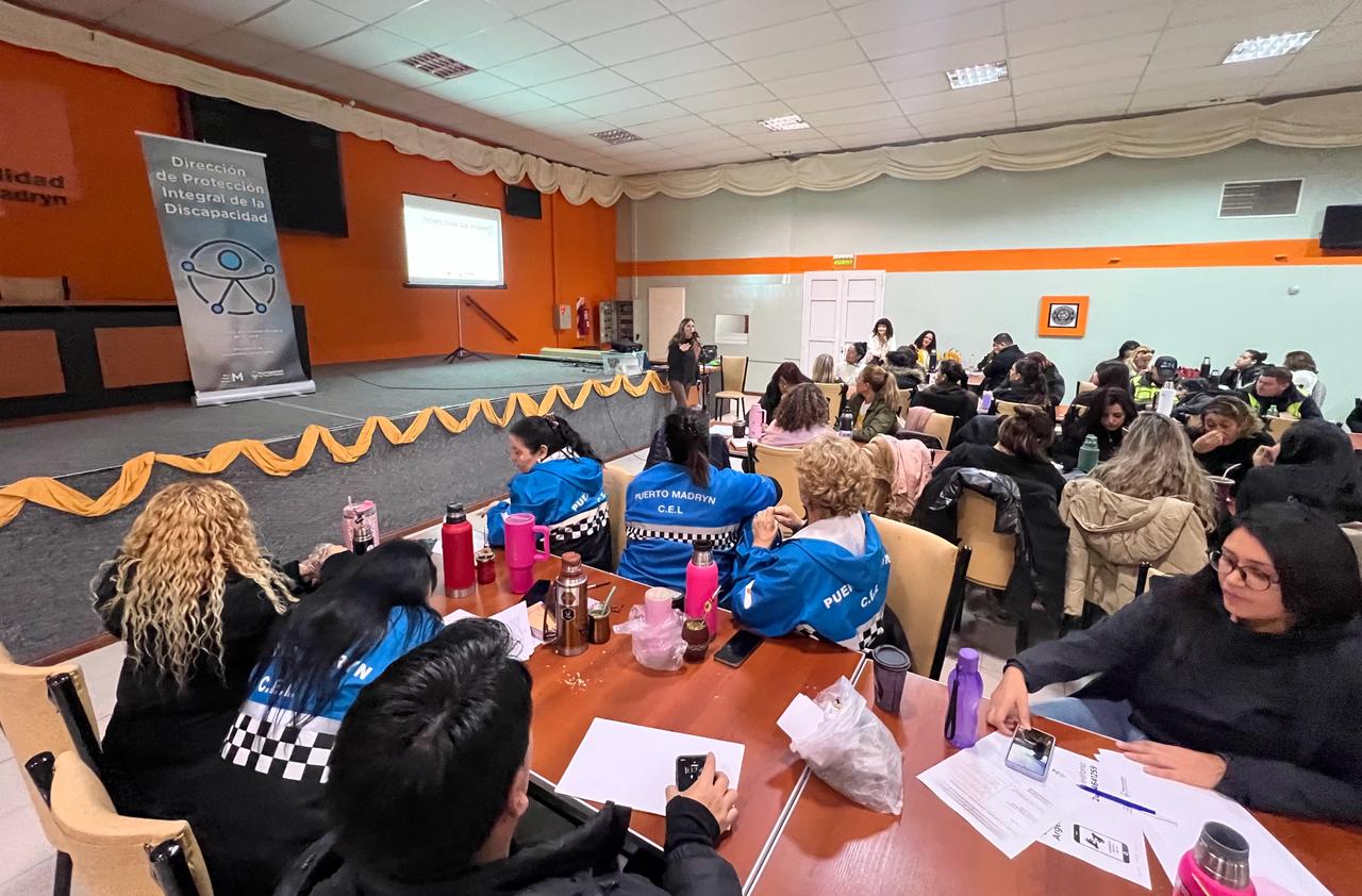 Más de 120 agentes municipales se capacitaron en comunicación inclusiva para mejorar la atención al público