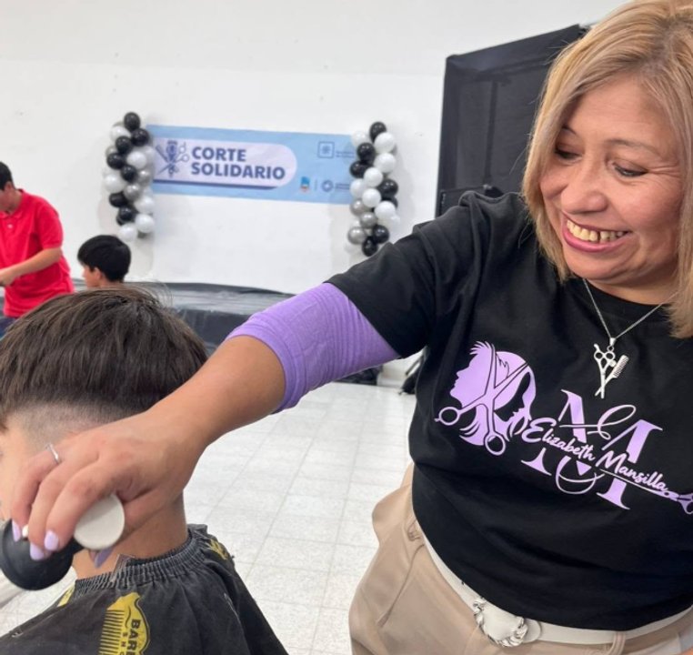 Solidaria jornada peluquera intercambia cortes de pelo por abrigo para familias vulnerables