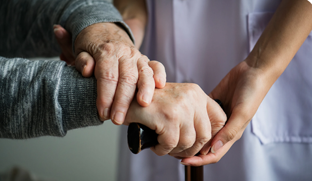 Investigan la muerte de una mujer de 93 años en un hogar de adultos mayores