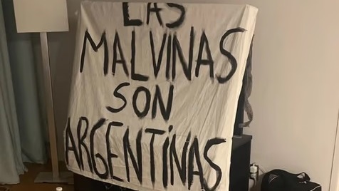 La bandera de Malvinas que llegó a los jugadores en los festejos