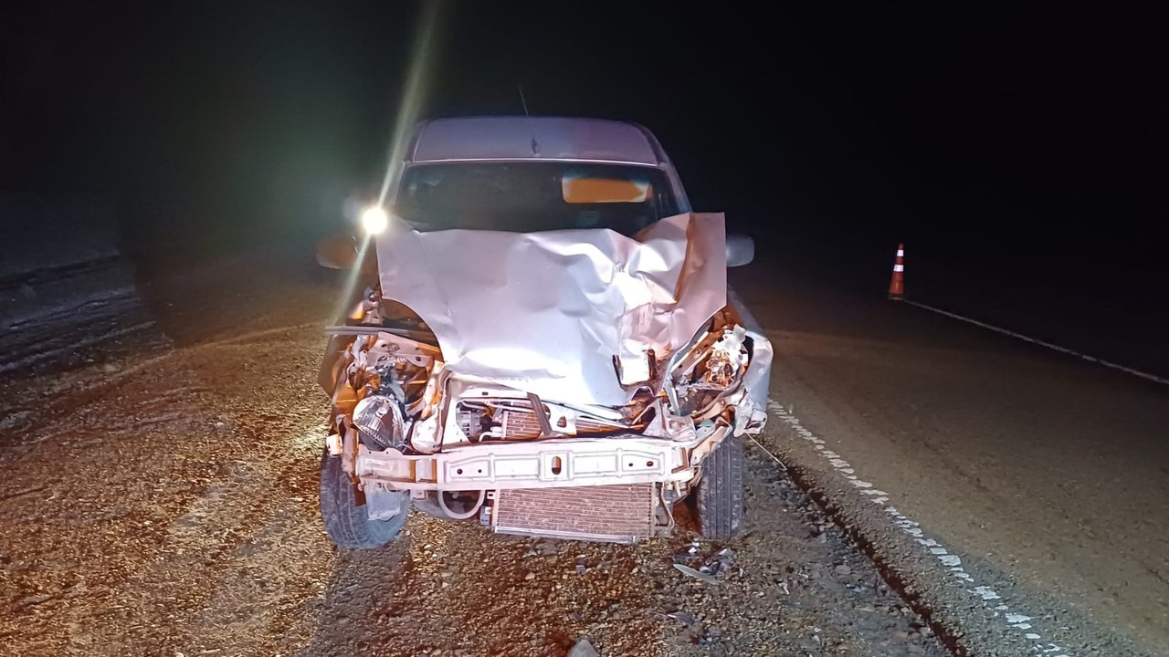 Accidente en la ruta 3: un auto choca a un camión tras encandilarse con una caravana