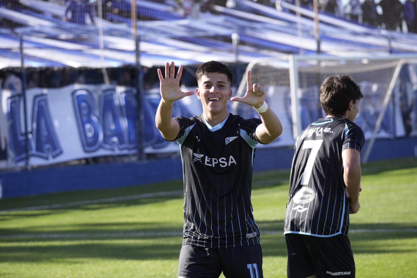 Brown festejó su primer triunfo en el estreno de Corrales