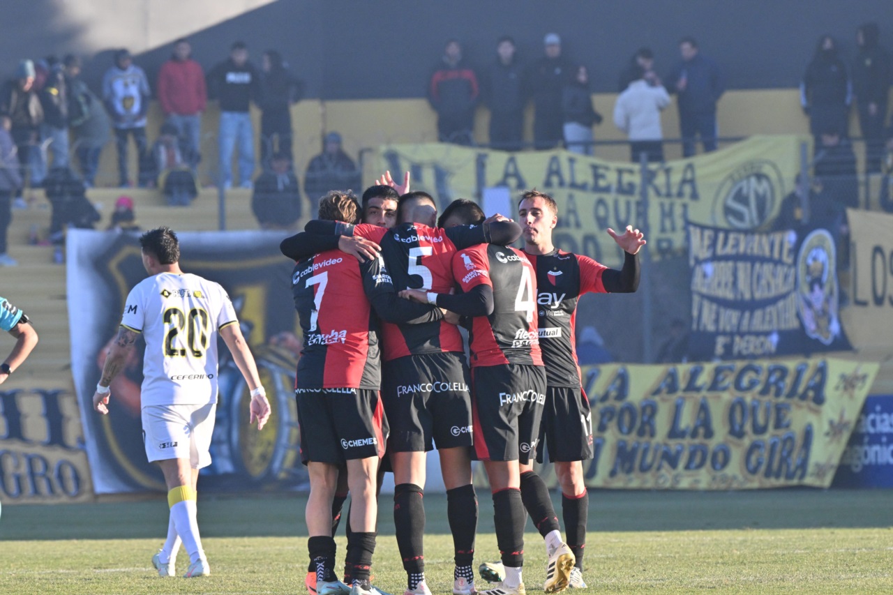 Colón le dio vuelta el partido al Depo y se llevó los tres puntos del Abel Sastre