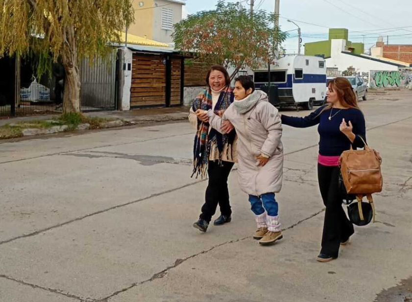 Después de 20 años, Tami volvió a caminar y emocionó a Puerto Madryn