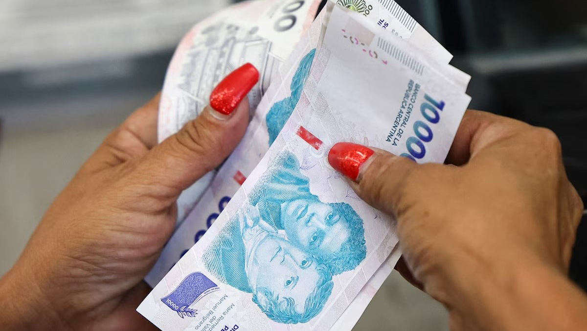 El salario mínimo pierde terreno: 20% por debajo de los años 90 tras devaluación