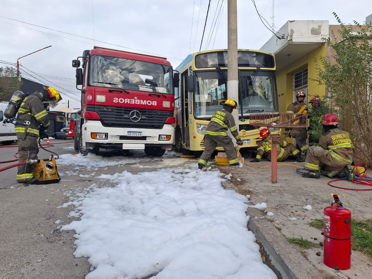 Los Bomberos Voluntarios realizaron un simulacro de emergencia con colectivo y camión cisterna