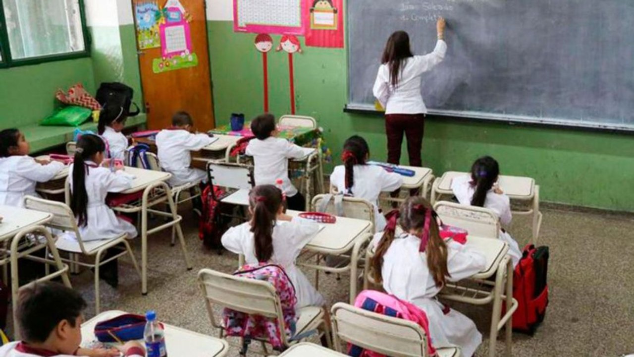Neuquén lidera el país con el salario docente más alto, según informe
