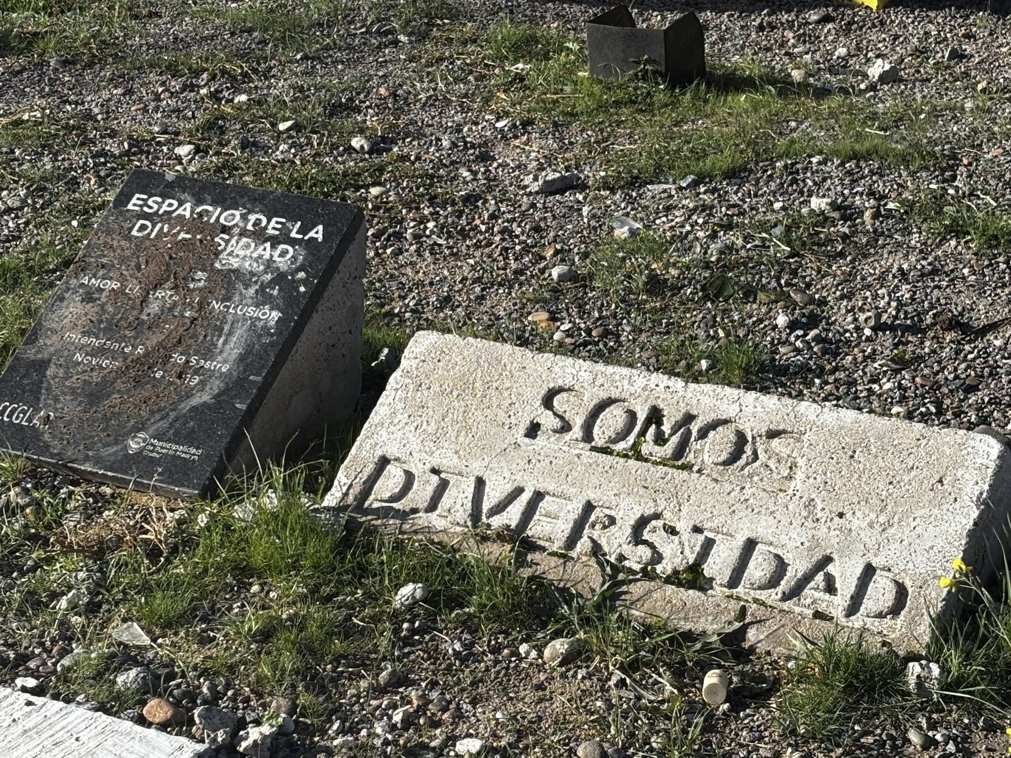 Indignación por actos vándalicos en la plaza de la diversidad