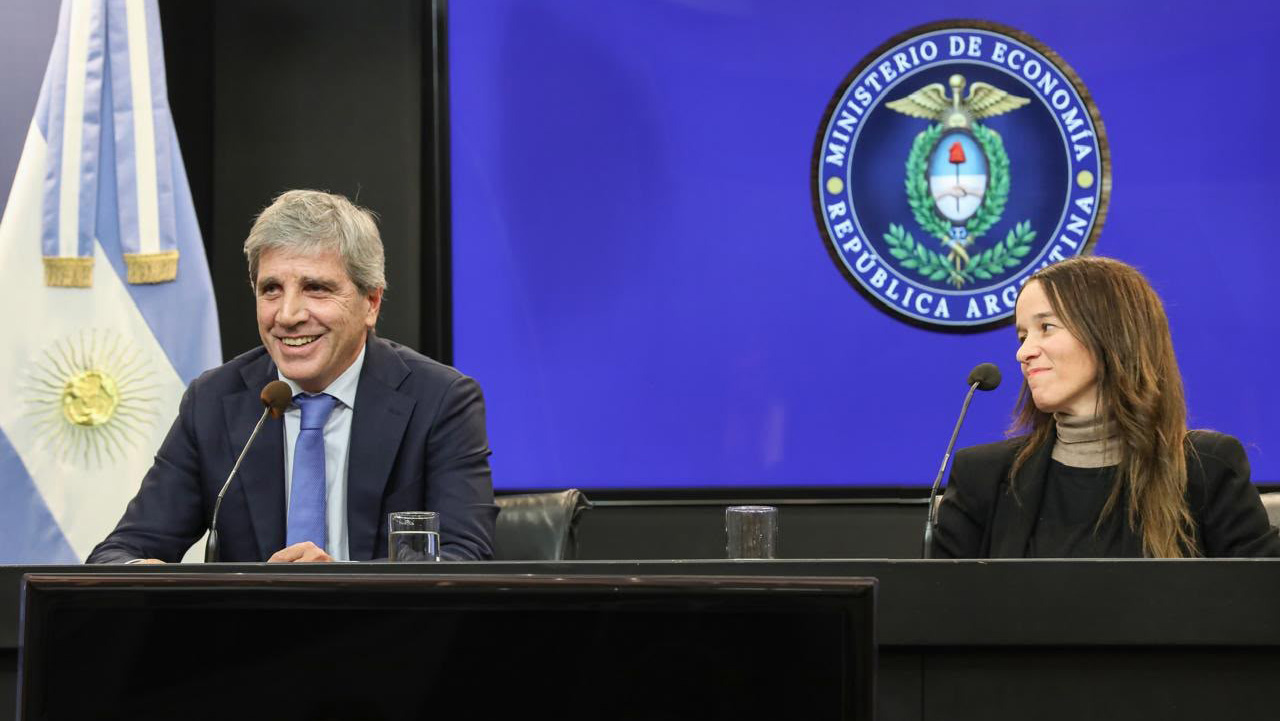 Nuevo proyecto para formalizar ahorros en dólares será enviado al Congreso