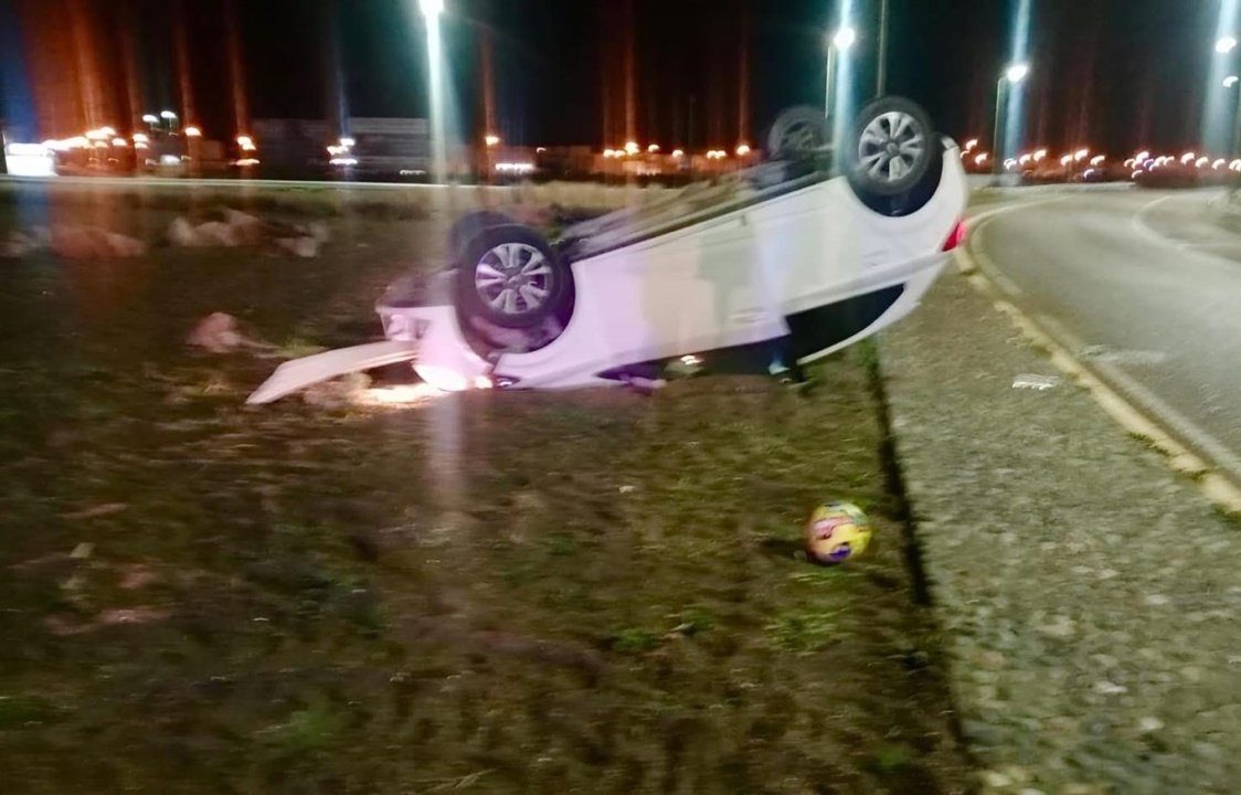 Conducía ebria, volcó su auto y conversó tranquilamente con transeúntes