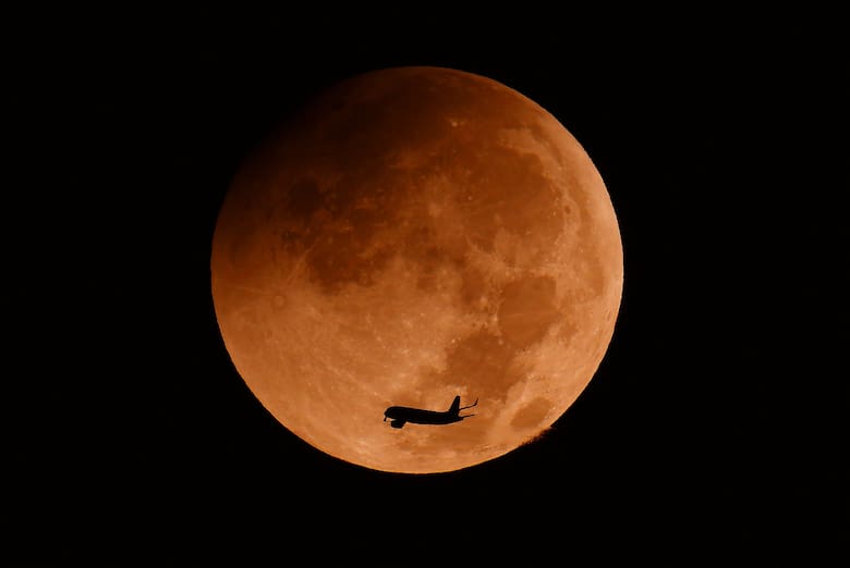 Eclipse lunar parcial tiñe de rojo la Luna del Esturión en todo América