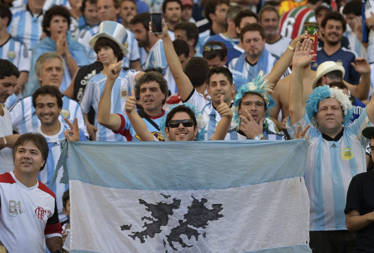 Prohibieron ingresar con banderas de Malvinas a la semifinal entre Argentina-Inglaterra