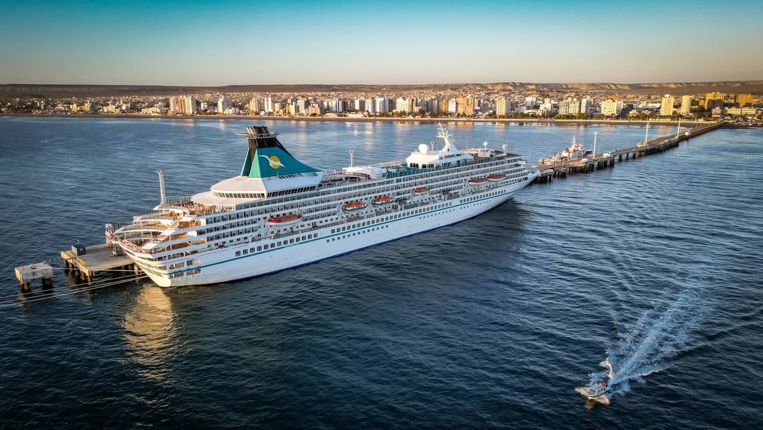 El crucero Artania llegó al muelle Piedra Buena y trajo más de 900 turistas