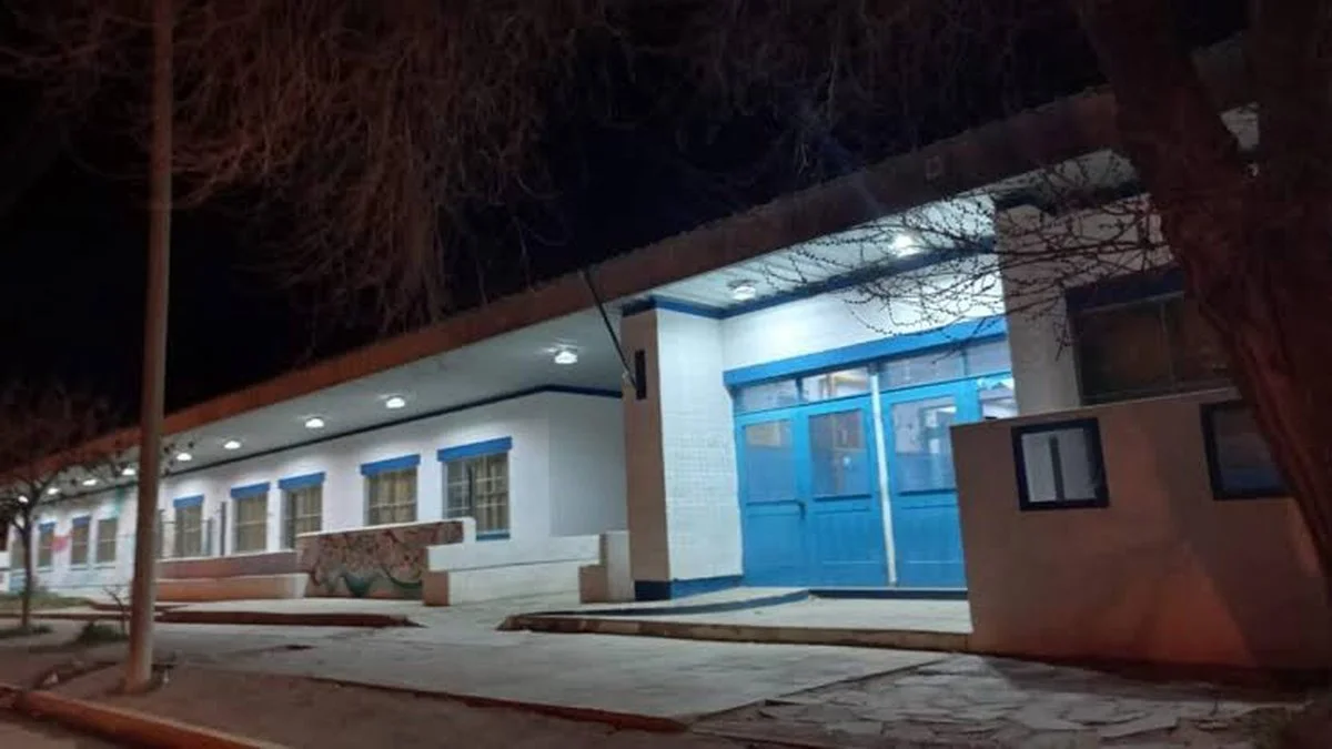 Guardia policial permanente en la Escuela 790 tras el incidente con el padre armado