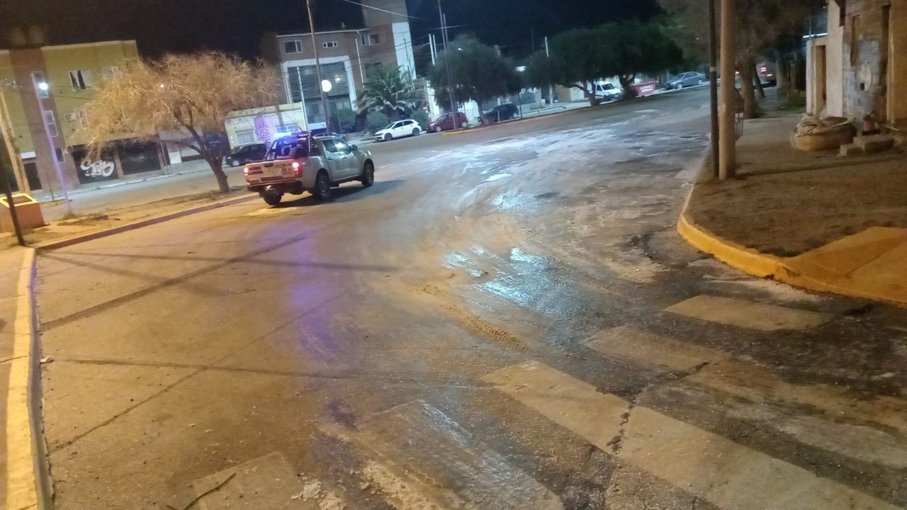 Defensa Civil esparce sal en Comodoro por frío extremo y calles escarchadas