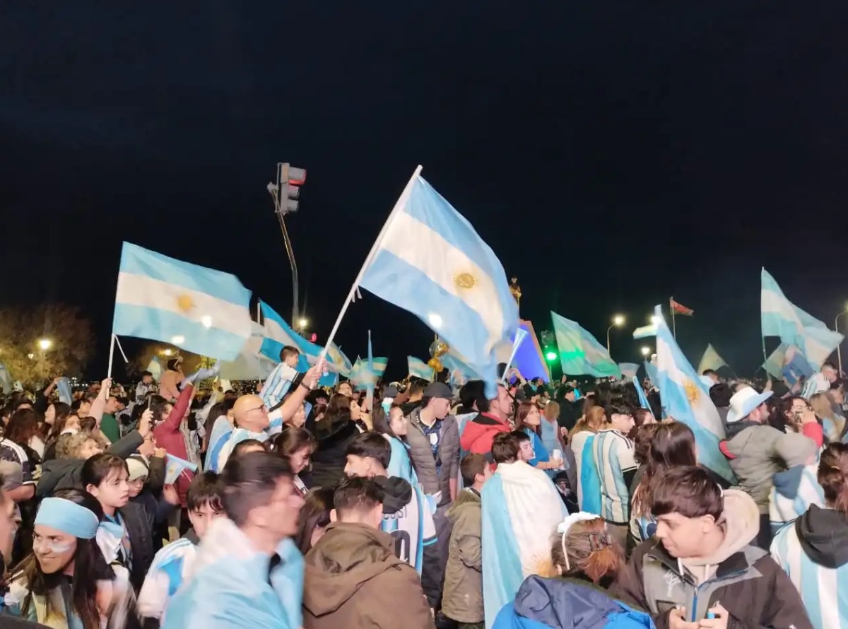 Puerto Madryn explotó de alegría: miles salieron a festejar el pase de Argentina a la final del Mundial