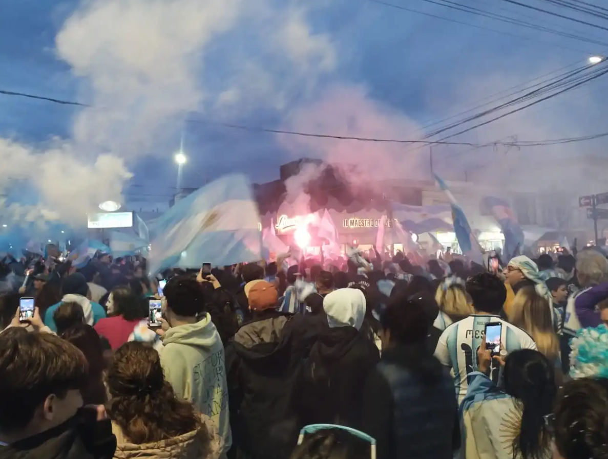 Con banderas y el corazón partido, Puerto Madryn salió igual a las calles a abrazar a su Selección
