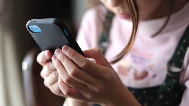 Alta presencia de celulares en niños: 6 de cada 10 cuentan con uno propio