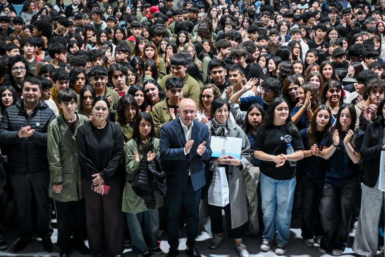Más de mil estudiantes prometieron lealtad a la constitución