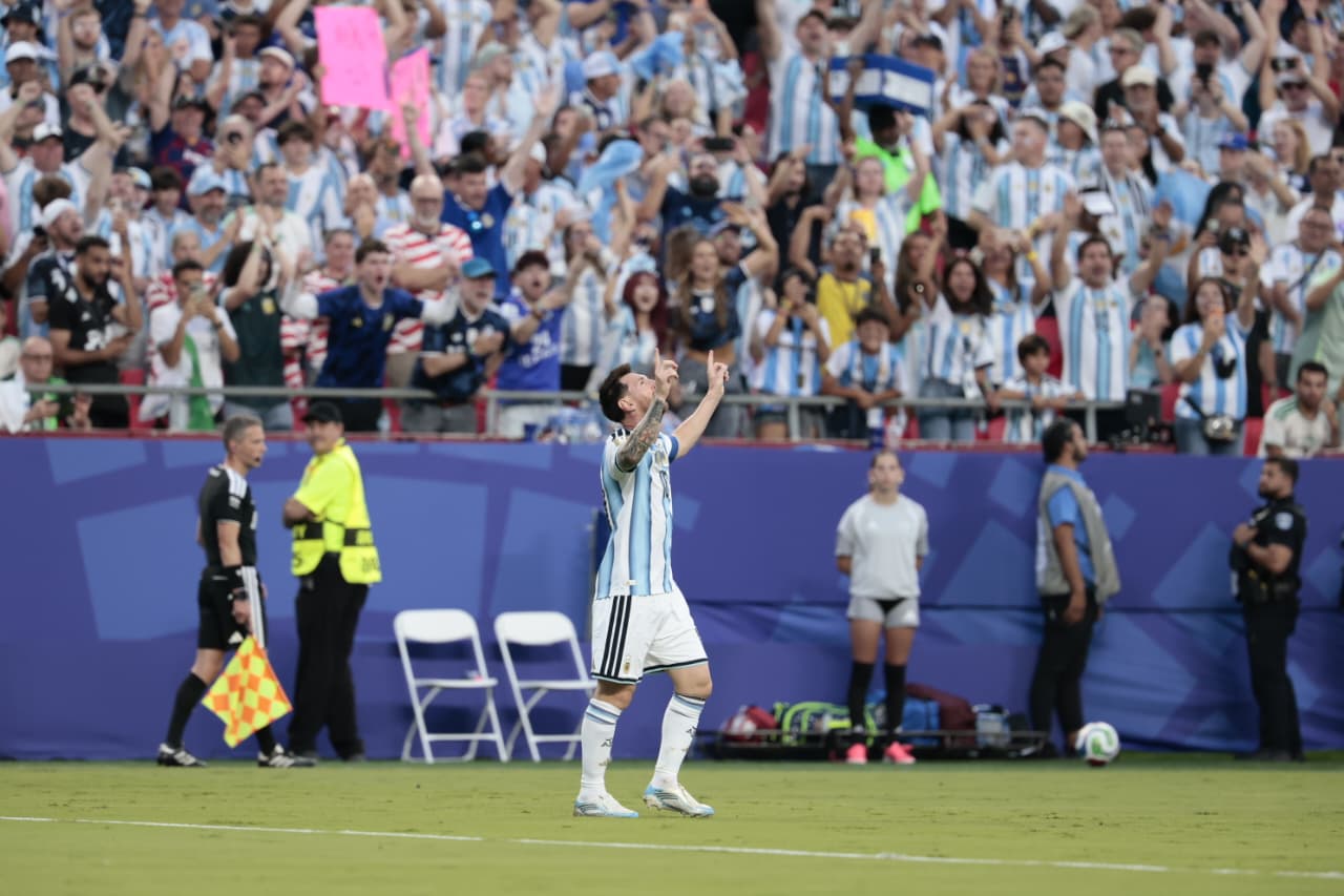 Con un triplete histórico de Messi, Argentina arrancó el Mundial con el pie derecho