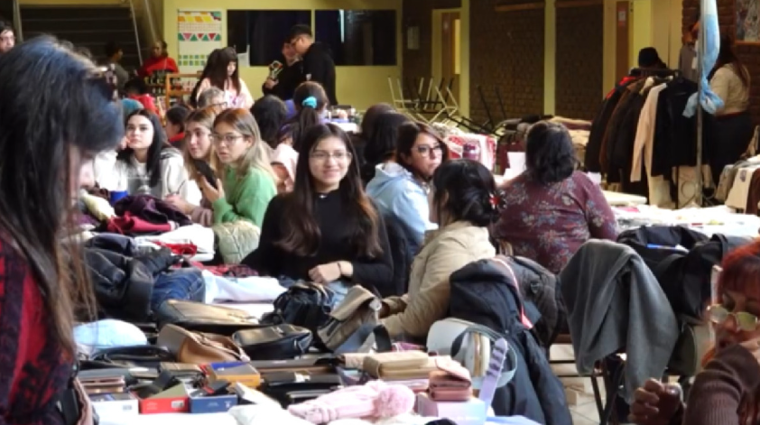 Entre jóvenes sin trabajo y jubiladas con la mínima: las ferias de Madryn como refugio económico