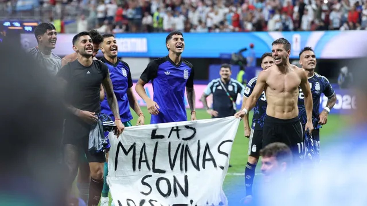 La bandera sobre Malvinas en la final Argentina vs. Inglaterra genera controversia