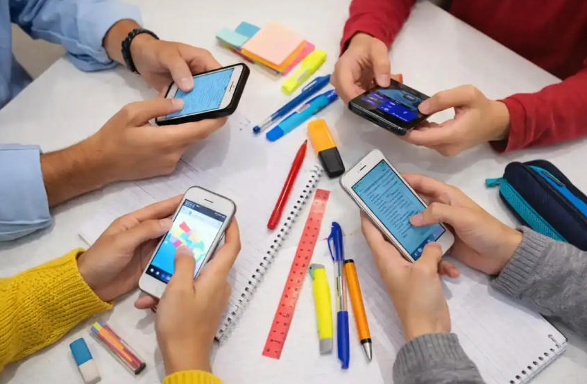 Proponen prohibir el uso de celulares en escuelas de Chubut