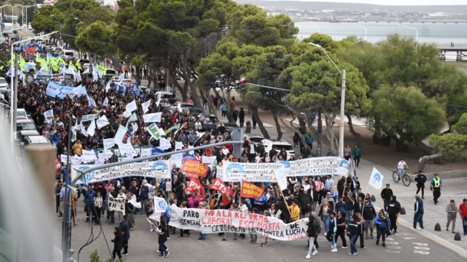 Multitudinaria marcha en Madryn contra la reforma laboral