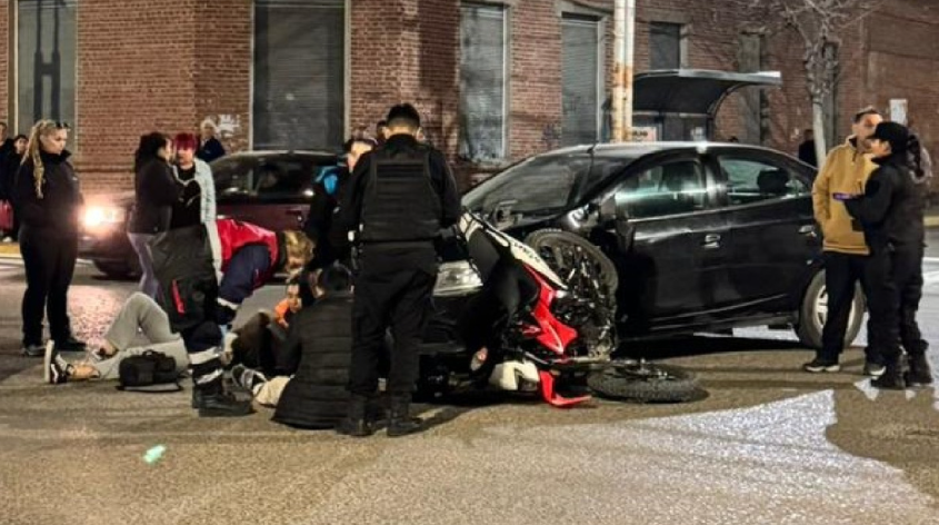Fuerte choque entre una moto y un auto en pleno centro de la ciudad