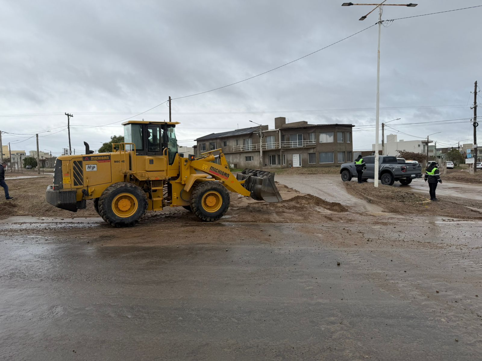 La lluvia golpeó fuerte en Madryn y dejó calles dañadas