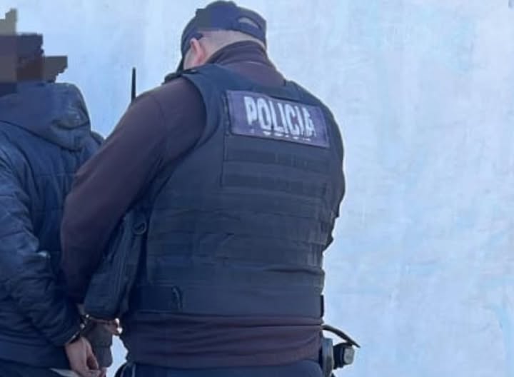 Hombre termina detenido al acudir a la comisaría por un amigo