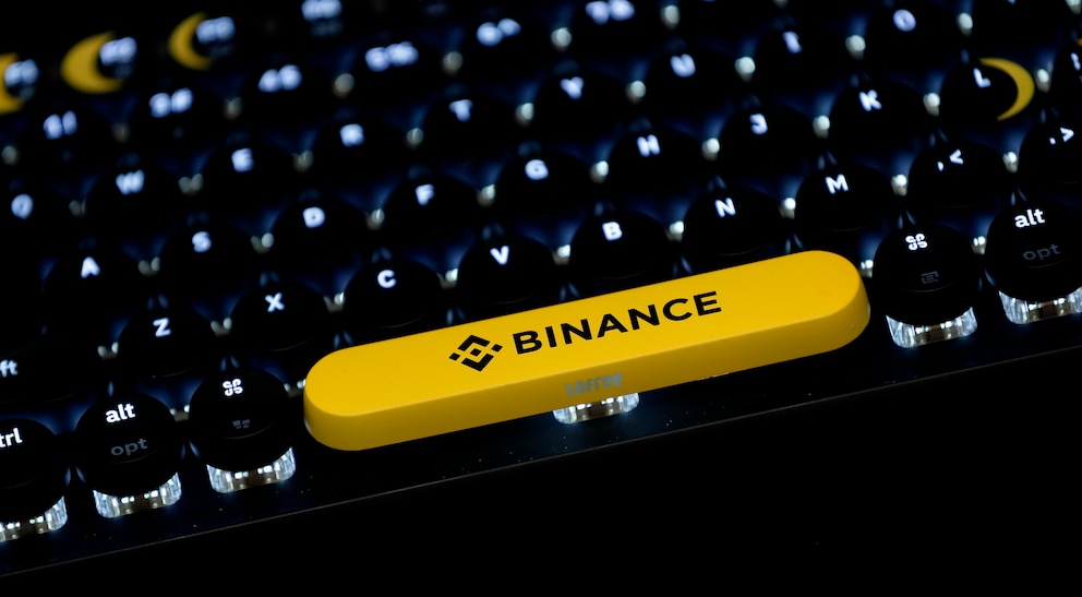 Primer plano de un teclado negro con una tecla amarilla que muestra el logo de Binance