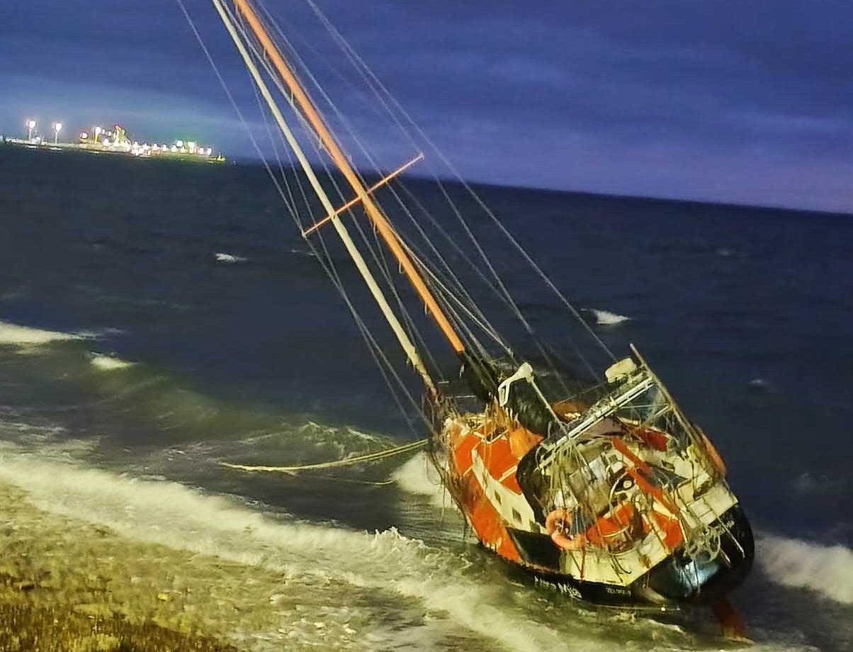 Un velero encalló en la costa norte de Puerto Madryn