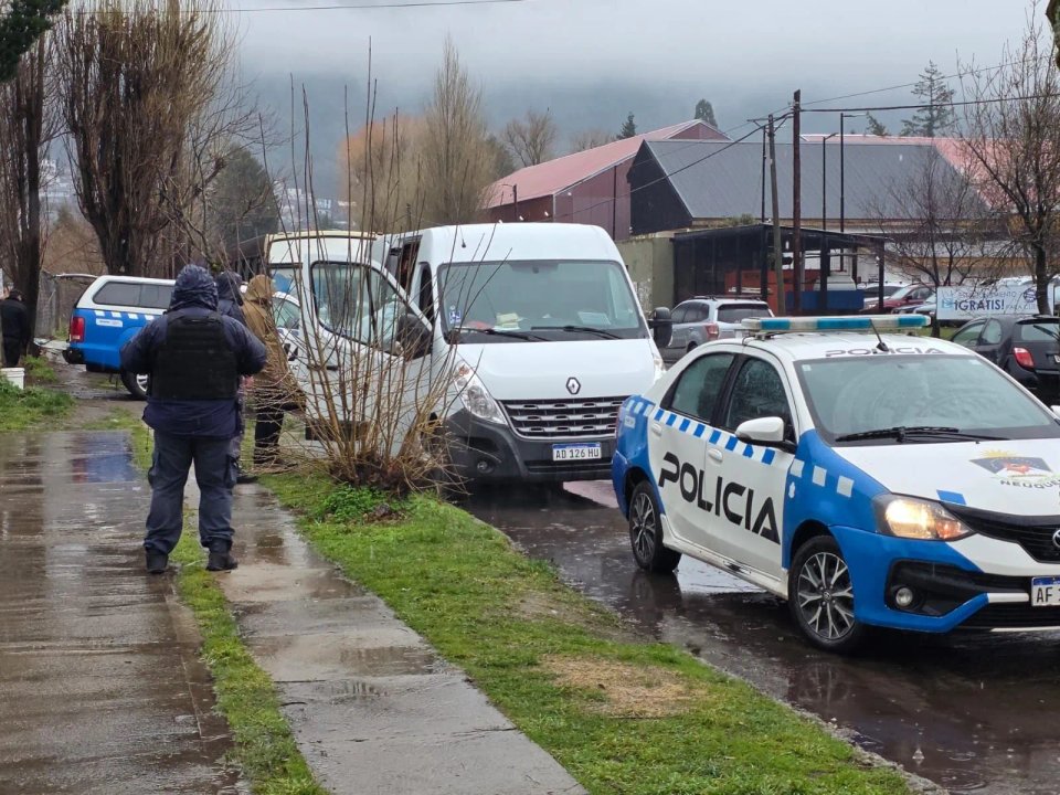 Encuentran a un hombre fallecido dentro de una camioneta en el centro de Trelew