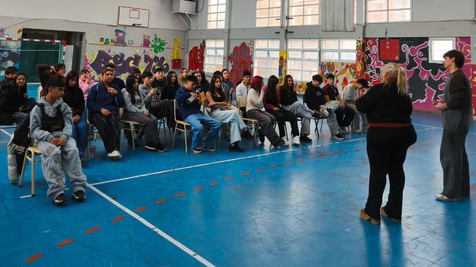 Estudiantes universitarios chubutenses visitaron cinco escuelas de Madryn para orientar a futuros egresados