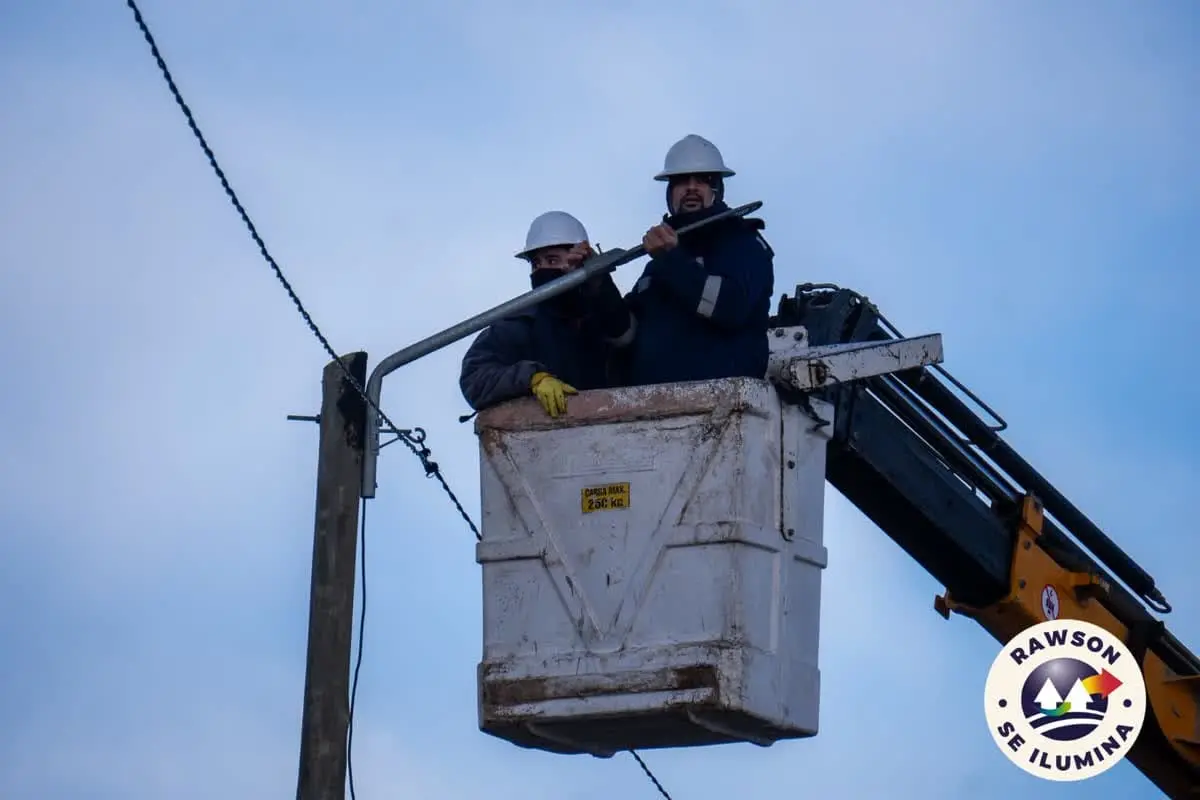Instalan iluminación LED en accesos a Playa El Faro y Cangrejales I en Rawson