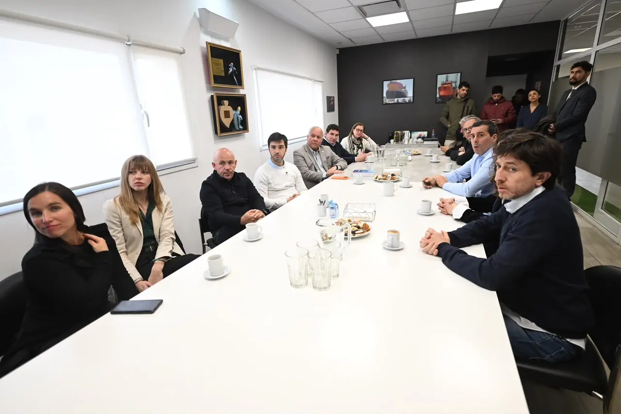 Gobernador Torres y el embajador de Panamá visitan planta pesquera en Puerto Madryn