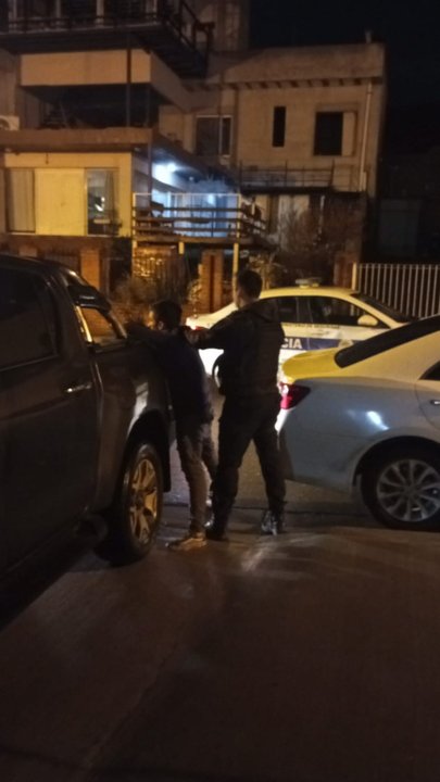 Detenido tras robar perfumes de farmacia y huir en colectivo en Puerto Madryn