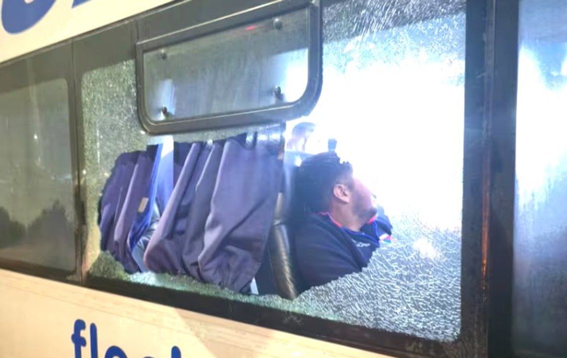 Incidente violento en Uruguay: micro de hinchas de Tigre fue atacado a balazos