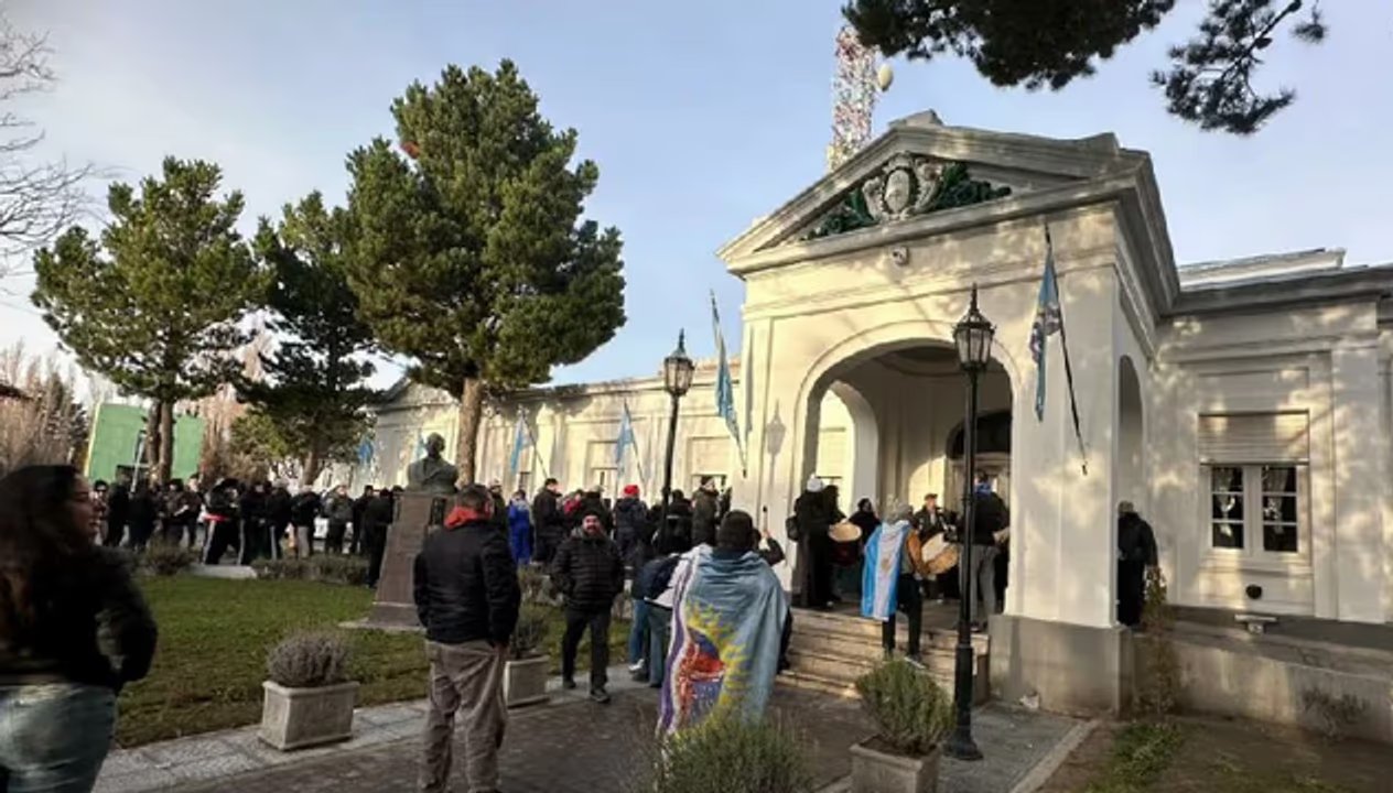 Policías de Santa Cruz continúan protesta al rechazar oferta salarial del Gobierno
