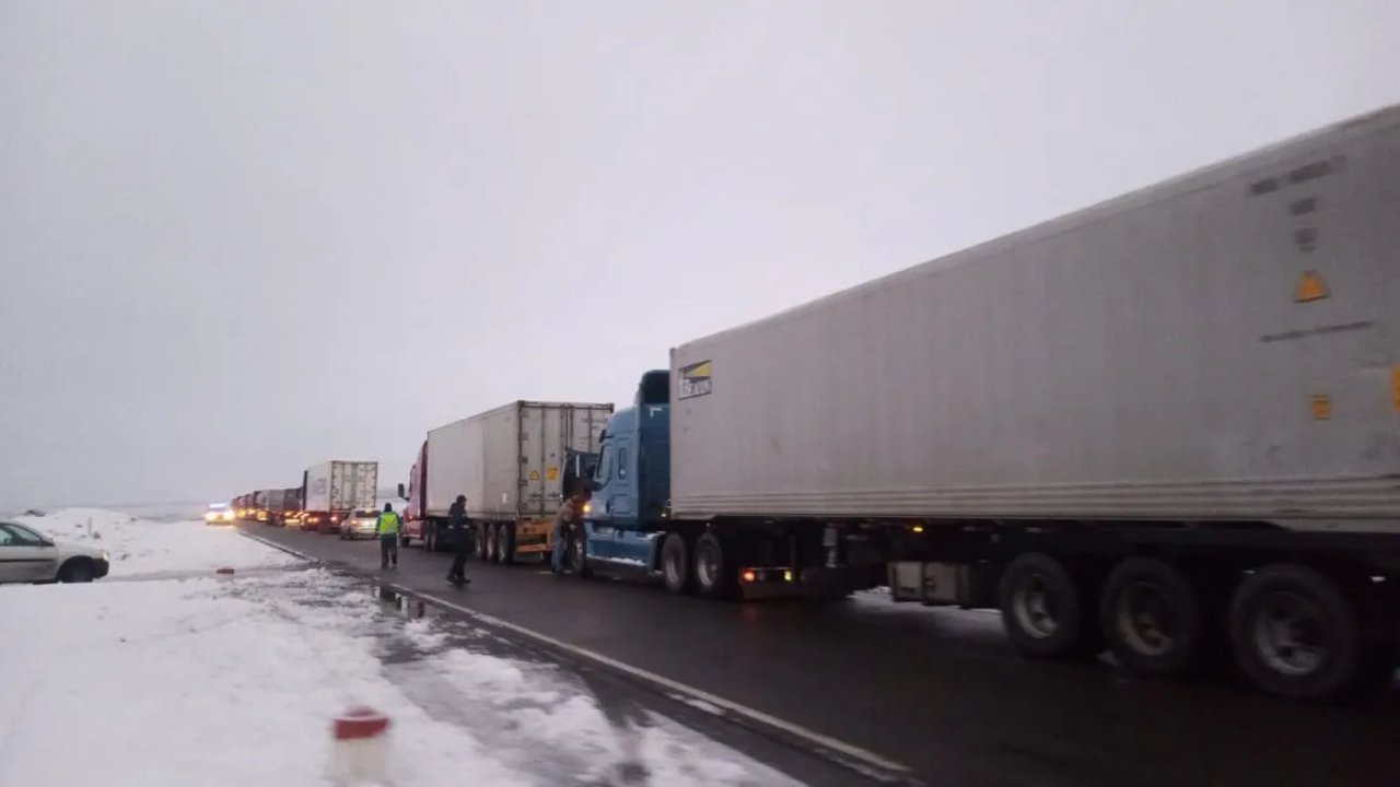 Cerca de 100 camiones permanecen varados en Las Lajas por cierre del paso fronterizo