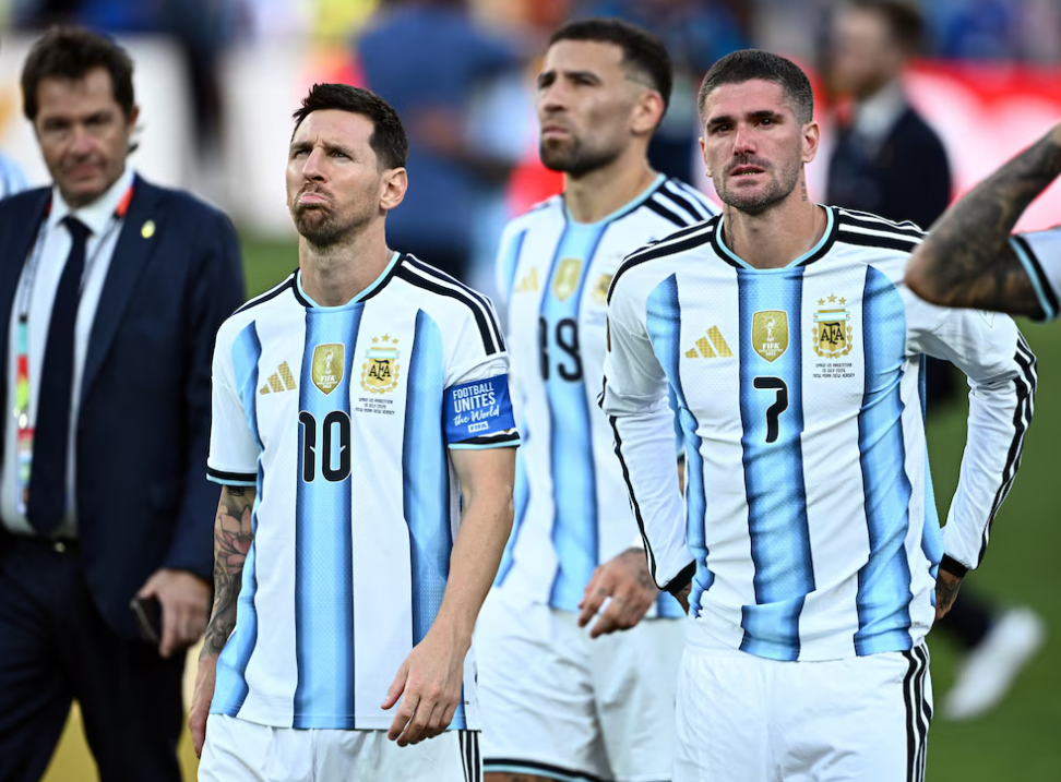 La Selección regresa al país sin Messi ni De Paul