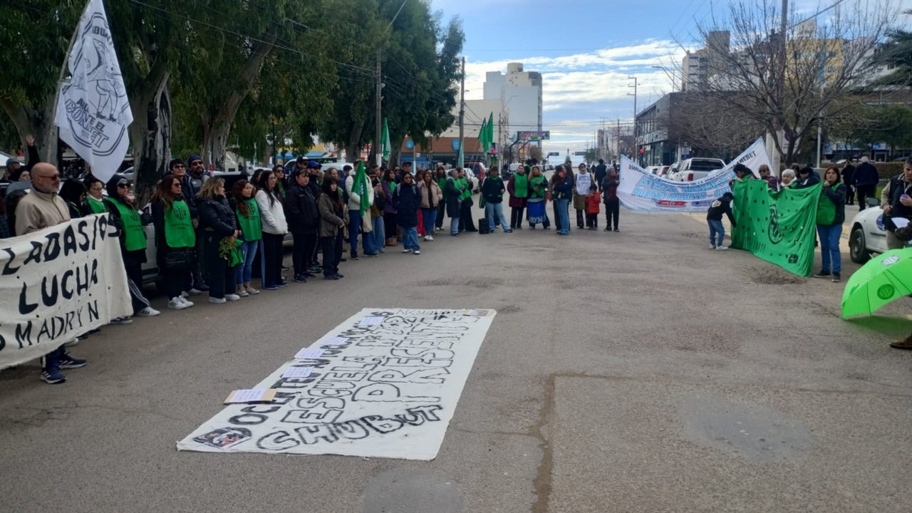 ATE y ATECh marcharon en Madryn: reclaman por salarios, despidos en el CONICET y ajuste en el sector público
