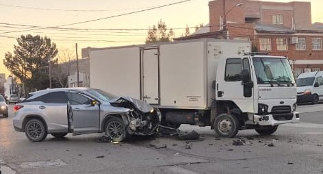 Violento choque entre un camión y un auto en zona sur