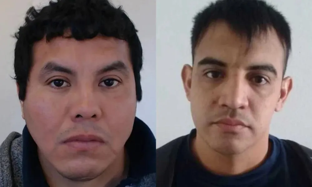 Dos hombres de frente en retratos lado a lado, uno con campera gris y otro con remera azul oscura sobre fondo claro.