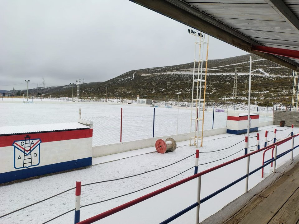 Una nevada transformó las canchas de fútbol de Comodoro en postales invernales