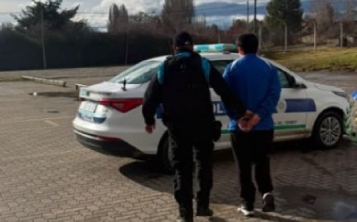 Hombre se entrega tras acudir a un hospital de Chubut y queda detenido