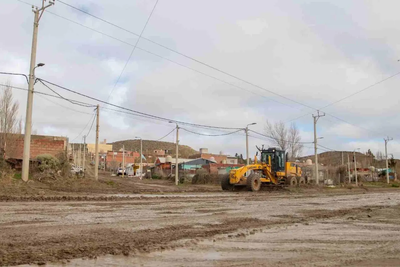 Comodoro Rivadavia trabaja en la reparación de calles tras intensas lluvias