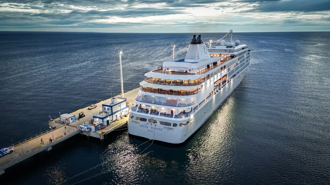 El Silver Whisper amarró en el muelle Piedra Buena